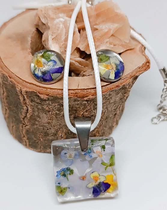Set ”Prospețime”- cercei și pandantiv din flori de câmp în rășină epoxidică [2]