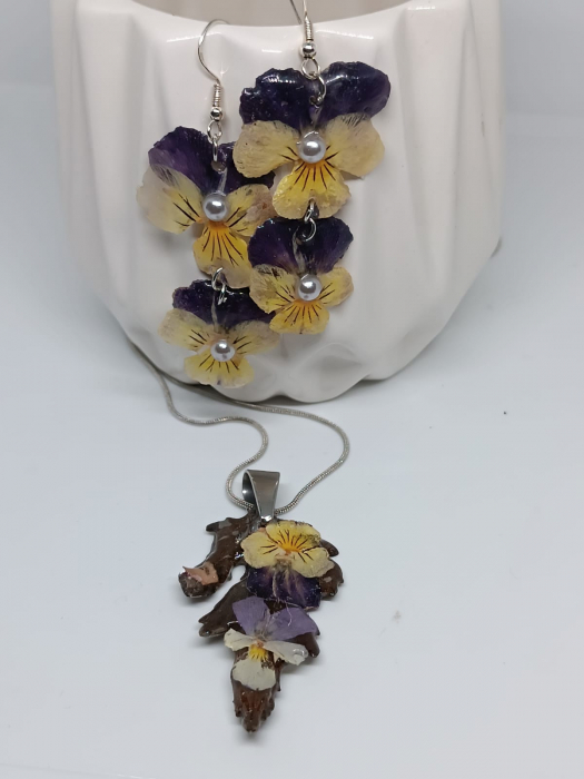 Set ”Sclipiri de Primăvară”, cu pandantiv și cercei din flori naturale în rășină epoxidică. [1]