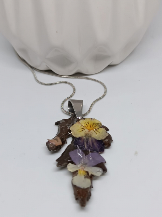 Set ”Sclipiri de Primăvară”, cu pandantiv și cercei din flori naturale în rășină epoxidică. [2]