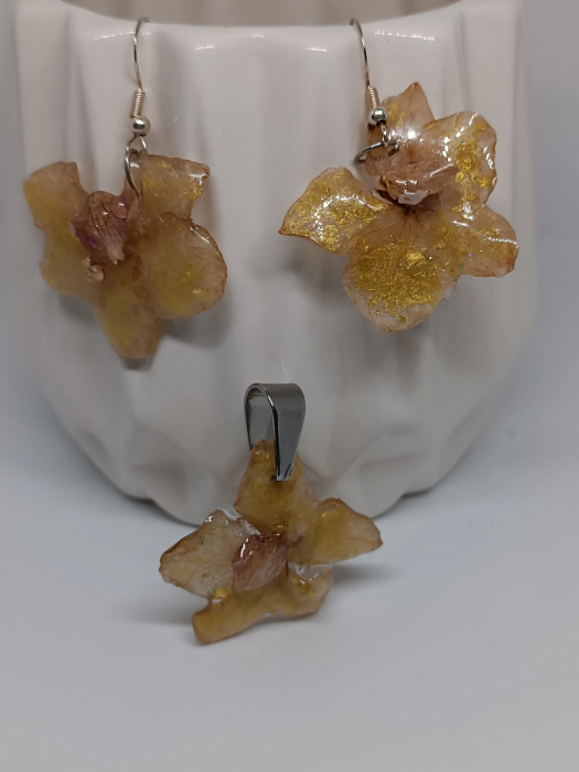 Set ”Spectrul Naturii”- cercei și pandantiv  din flori naturale de orhidee în rășină epoxidică [2]