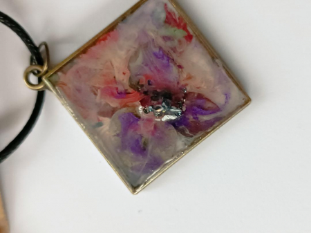 Pandantive - Pandantiv cu Hortensie în rășină epoxidică: Vis de Culoare și Grație