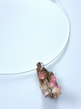 Pandantiv cu boboci de trandafir pe scoarță de mesteacăn în rășină epoxidică [2]