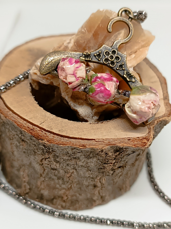 Pandantive - Pandantiv ”Roses Stile” cu flori naturale în rășină epoxidică