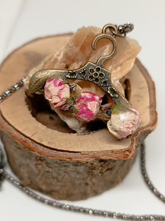 Pandantiv ”Roses Stile” cu flori naturale în rășină epoxidică [2]