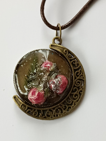 Pandantive - Pandantiv cu Trandafiri în rășină epoxidică: Eleganță Atemporală și Farmec Vintage