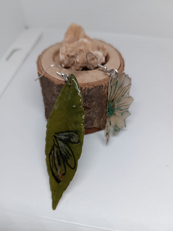 Cercei Asimetria Naturii: Margaretă și Dafin din plante naturale în rășină epoxidică [1]