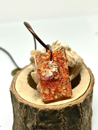 Pandantiv cu Boboc de Trandafir și Cupru: O Simfonie de Frumusețe [1]