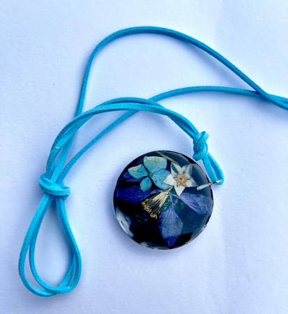 Pandantive - Pandantiv ”Emoții în rășină” din flori naturale în rășină epoxidică