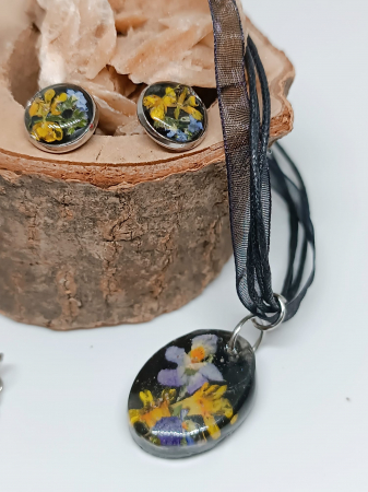 Seturi - Set ”Joc de Culori”- cercei și pandantiv din flori naturale în rășină epoxidică