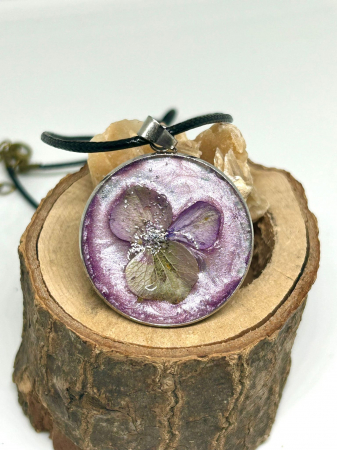 Pandantive - ”Purple Dream”, pandantiv din flori naturale  de Hortensie în rășină epoxidică