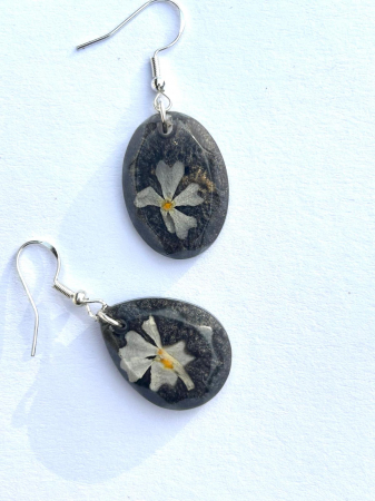 ”Mystic Blossom”, cercei din flori de câmp în rășină epoxidică [2]