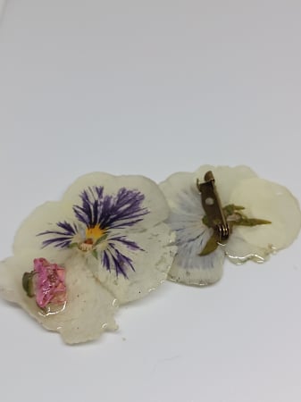 Broșe - Broșă pe floare de Panseluță Albă