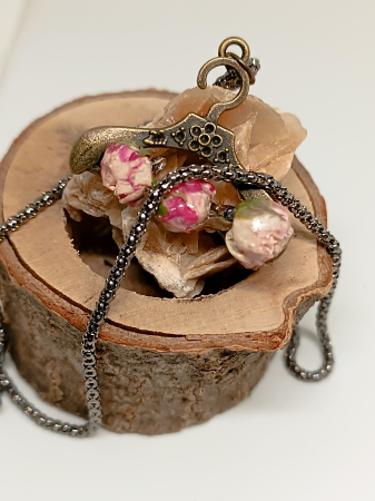 Pandantiv ”Roses Stile” cu flori naturale în rășină epoxidică [3]