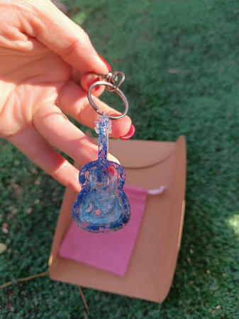 Breloc ”Chitară ” cu  pietre  Lapis Lazuli în rășină epoxidică [1]