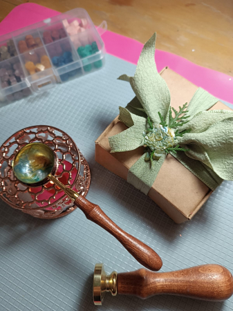 Breloc ”Chitară ” cu  pietre  Lapis Lazuli în rășină epoxidică [2]