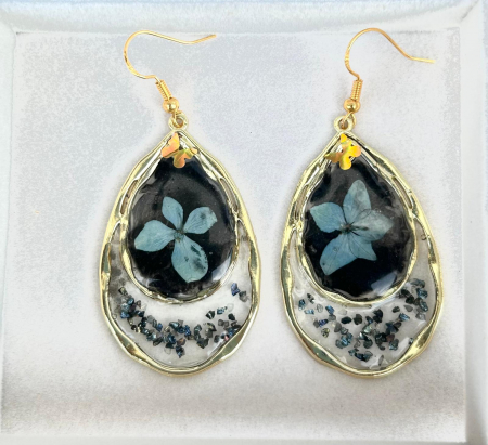 Cercei - ”Eleganță Florală”-cercei din flori naturale de hortensie în rășină epoxidică