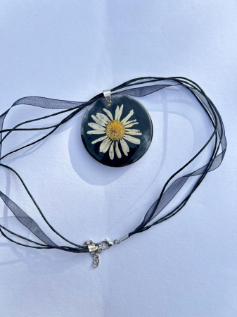 Pandantive - Pandantiv ”Contrastul naturii” din flori naturale de margarete în rășină epoxidică