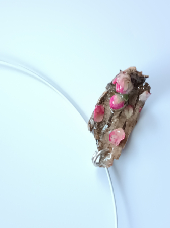 Pandantiv cu boboci de trandafir pe scoarță de mesteacăn în rășină epoxidică [1]