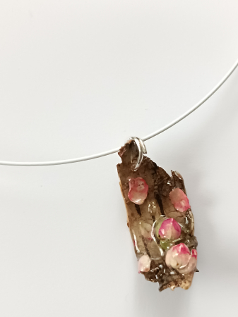 Pandantive - Pandantiv cu boboci de trandafir pe scoarță de mesteacăn în rășină epoxidică