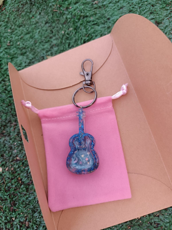 Breloc - Breloc ”Chitară ” cu  pietre  Lapis Lazuli în rășină epoxidică