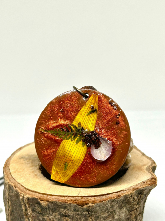 Produse - Pandantiv cu Flori de Topinambur și Ferigă în rășină epoxidică: O Simfonie Naturală