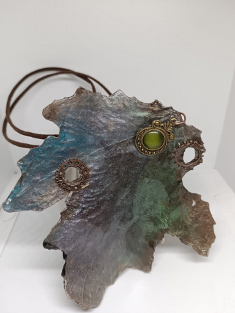 Pandantiv ”Autumn Elegance”, supradimensionat, din frunză naturală de platan pictată și glazurată în rășină epoxidică [1]