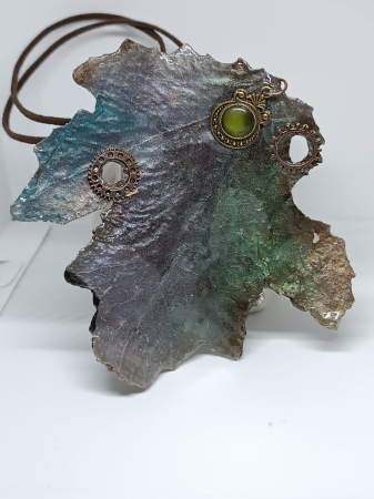 Pandantiv ”Autumn Elegance”, supradimensionat, din frunză naturală de platan pictată și glazurată în rășină epoxidică [2]