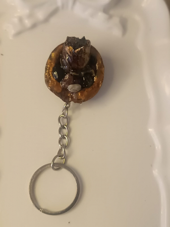 Breloc ”Comoara Naturii” cu boboc de trandafir și turmalină multicoloră în coajă de nucă, totul sigilat în rășină epoxidică [2]