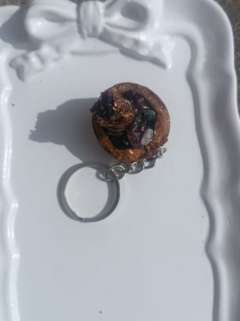 Produse din lemn și rășină - Breloc ”Comoara Naturii” cu boboc de trandafir și turmalină multicoloră în coajă de nucă, totul sigilat în rășină epoxidică