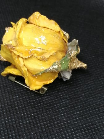 Broșă Trandafir cu floare naturală în rășină epoxidică