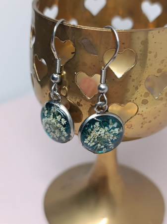 Cercei ”Comori sălbatice” din rășină epoxidică cu floare naturală de morcov sălbatic [1]