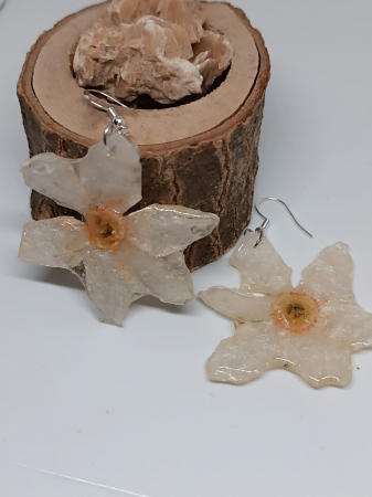 Cercei ”Floare de narcisă”, cu flori naturale în rășină epoxidică