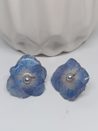 Cercei cu floare de  hortensie albastră în rășină epoxidică [1]
