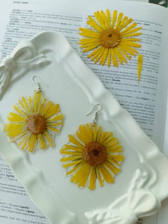 Cercei - Cercei ”Raze de soare” din floare de margaretă galbenă în rășină epoxidică