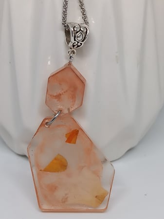 Pandantive - ”Ecou de petale”-pandantiv din petale de trandafir în rășină epoxidică