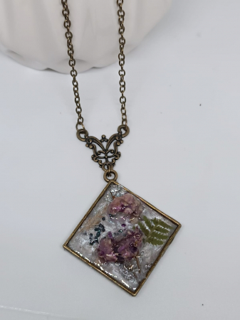 Pandantive - ”Eleganță pură”, pandantiv din floare de hortensie în rășină epoxidică