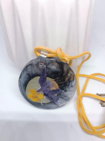 Pandantiv ”Emoții în rășină” din flori naturale în rășină epoxidică [2]