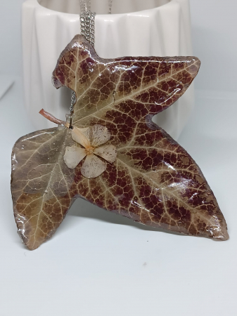 Pandantiv din frunză naturală de iederă în rășină epoxidică ”Ivy Leaf Amulet” [1]