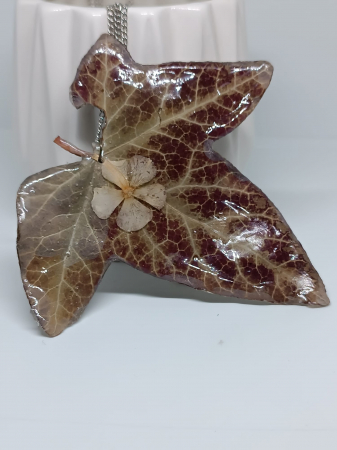 Pandantiv din frunză naturală de iederă în rășină epoxidică ”Ivy Leaf Amulet” [2]