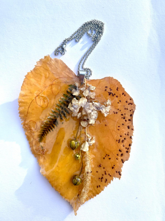 Pandantive - Pandantiv  ”Lumina Teiului” din frunză de tei în rășină epoxidică