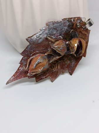 Pandantive - Pandantiv ”Mysterious Roses” cu boboci de trandafir în rășină epoxidică