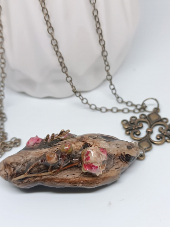 Produse din lemn și rășină - Pandantiv pe lemn cu boboci de trandafir glazurați în rășină epoxidică