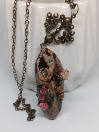 Pandantiv pe lemn cu boboci de trandafir glazurați în rășină epoxidică [3]