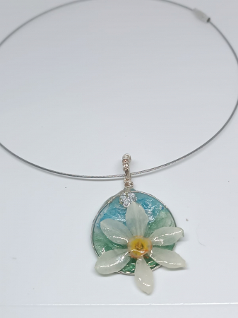 Pandantiv ”Petale de Narcis ” cu floare naturală de narcisă în rășină epoxidică [1]