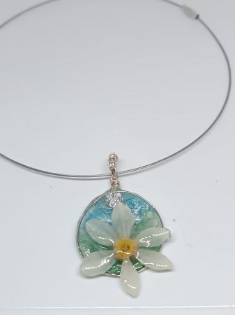 Pandantive - Pandantiv ”Petale de Narcis ” cu floare naturală de narcisă în rășină epoxidică