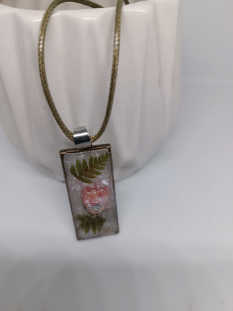 Pandantiv  ”Simfonia Naturii ” cu boboc de trandafir în rășină epoxidică [2]