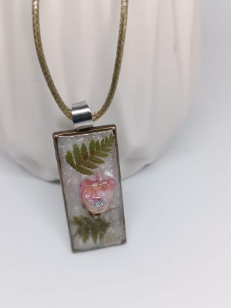 Pandantiv  ”Simfonia Naturii ” cu boboc de trandafir în rășină epoxidică [1]