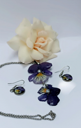 Set ”Flori de vis”,  cercei și pandantiv cu floare naturală de panseluță conservată în rășină epoxidică [3]