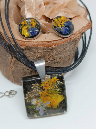 Seturi - Set ”Mireasma câmpului”- cercei și pandantiv din flori naturale în rășină epoxidică