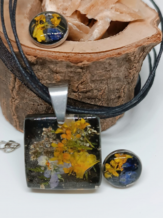 Set ”Mireasma câmpului”- cercei și pandantiv din flori naturale în rășină epoxidică [1]